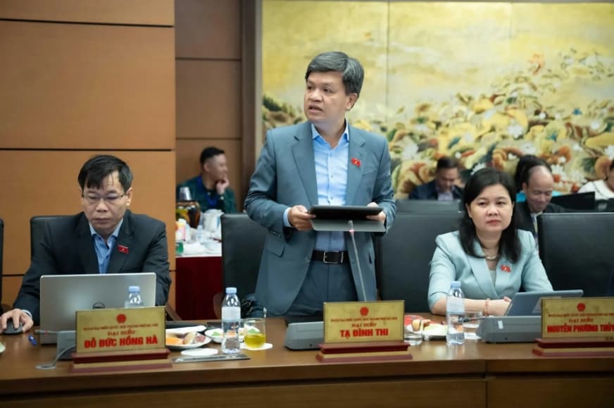 Hanoi lawmakers propose solutions to boost technology use in insurance businesses