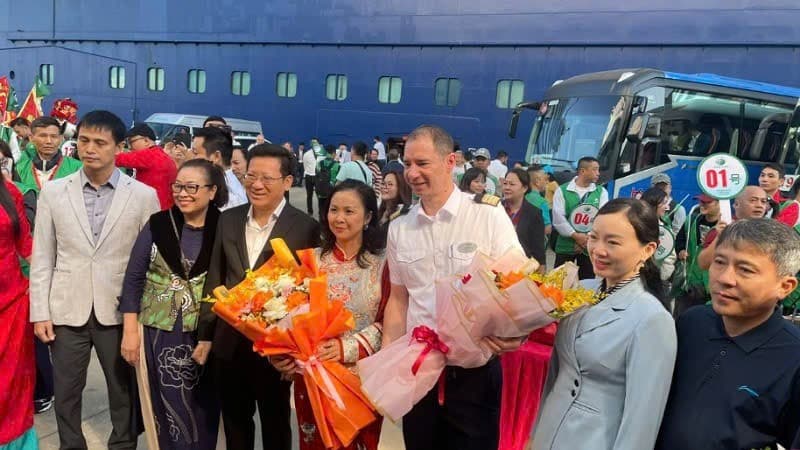 Cruise ship Blue Dream Melody brings more than 1,500 tourists to Quang Ninh