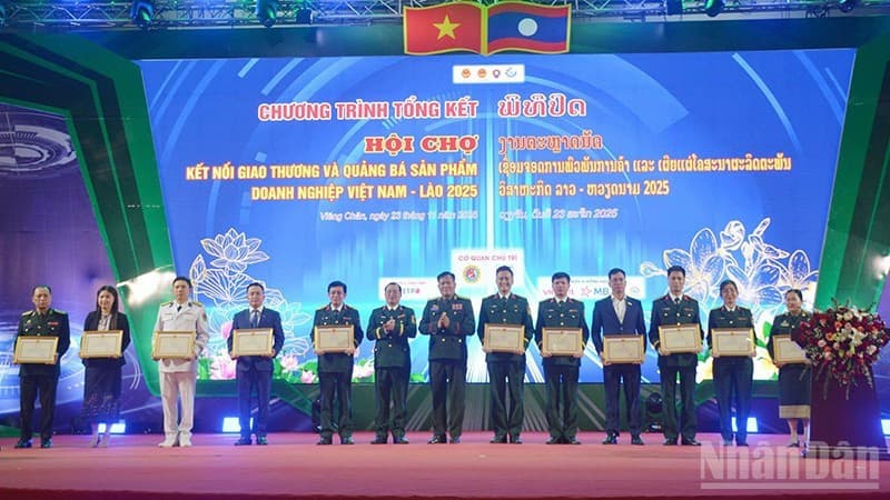Multiple contracts signed at Viet Nam-Laos trade fair