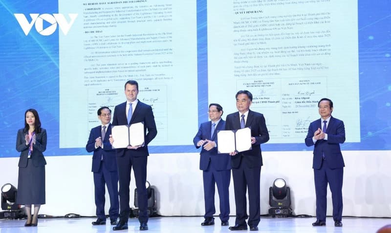 Ho Chi Minh City, WEF issue joint statement to boost smart manufacturing, responsible industrial transformation