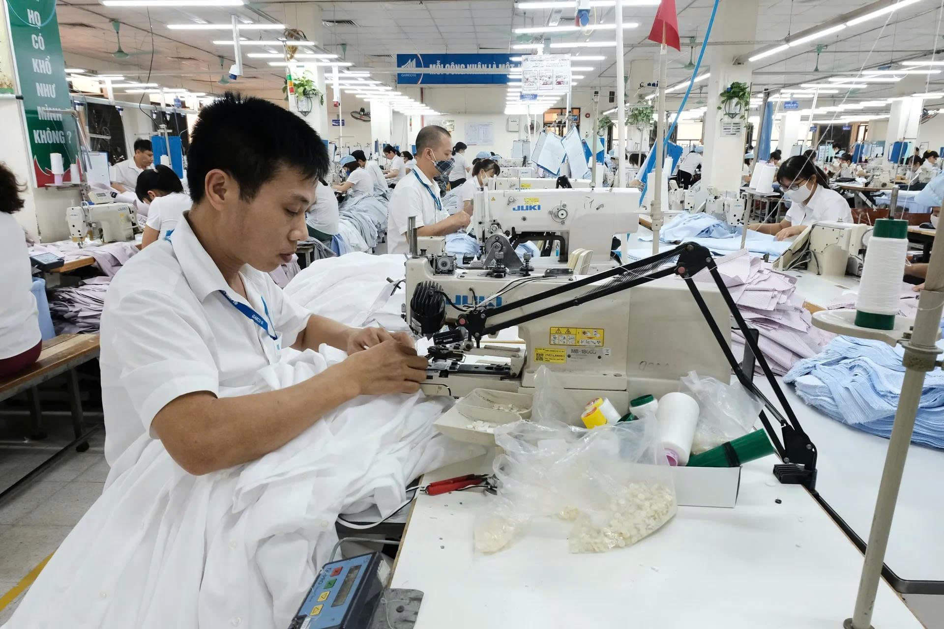 Hanoi considers selecting 100 pillar firms to achieve 11% economic growth rate