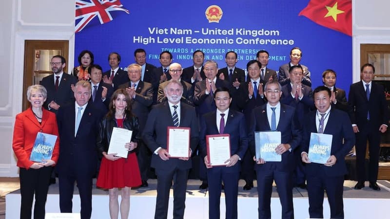 Party chief witnesses exchange of Vietnam–UK cooperation agreements