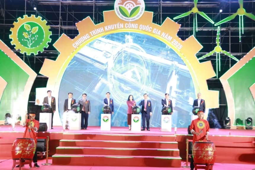 Hanoi rural industry fair showcases signature products and boosts trade connections