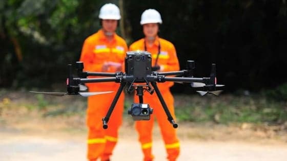 Eight EVNNPT employees receive Vietnam General Confederation of Labor innovation award