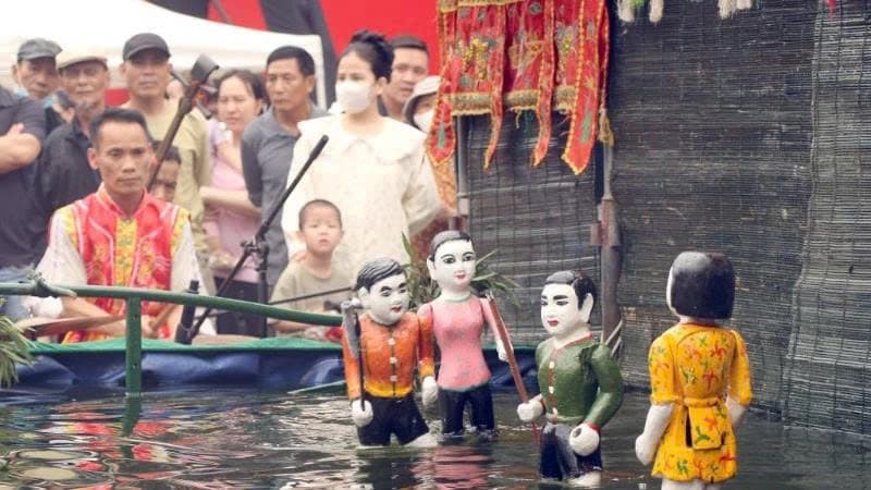 Ha Noi attracts tourists with highlights in cuisine and craft villages