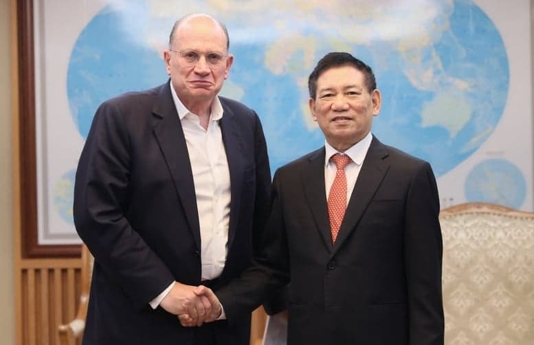 Life insurer AIA shows interest in Vietnam’s international financial center