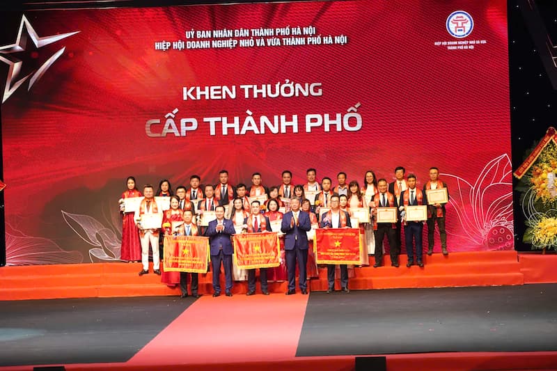 Hanoi honors 118 leading enterprises and entrepreneurs