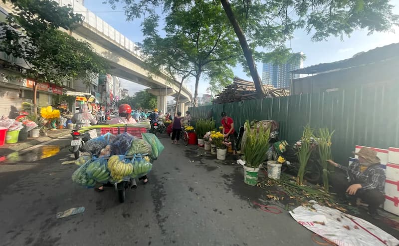 Hanoi to clear 231 makeshift markets to restore urban order