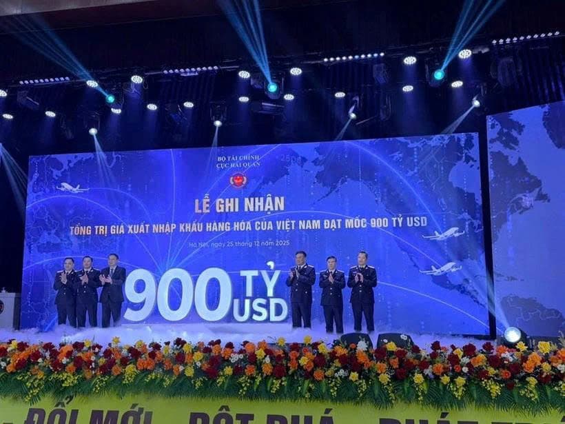 Vietnam's trade turnover tops 900 billion USD for first time