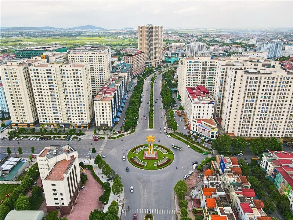 When does the People's Committee at the commune level temporarily assume the management of apartment buildings?