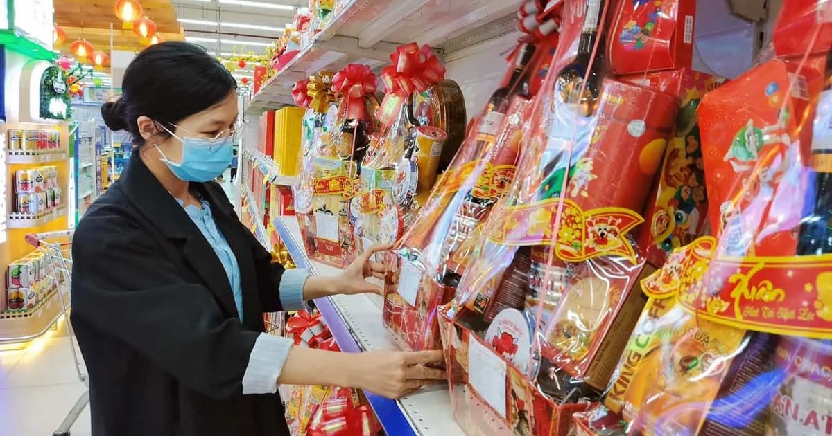 Hanoi shoppers favor practical, eco-friendly Tet gift baskets as prices remain stable