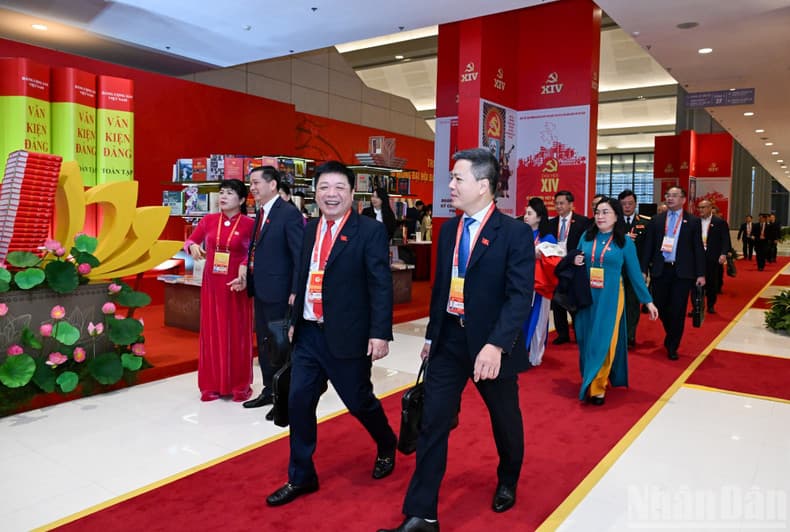 [In Pictures] Delegates discuss the Congress's draft documents