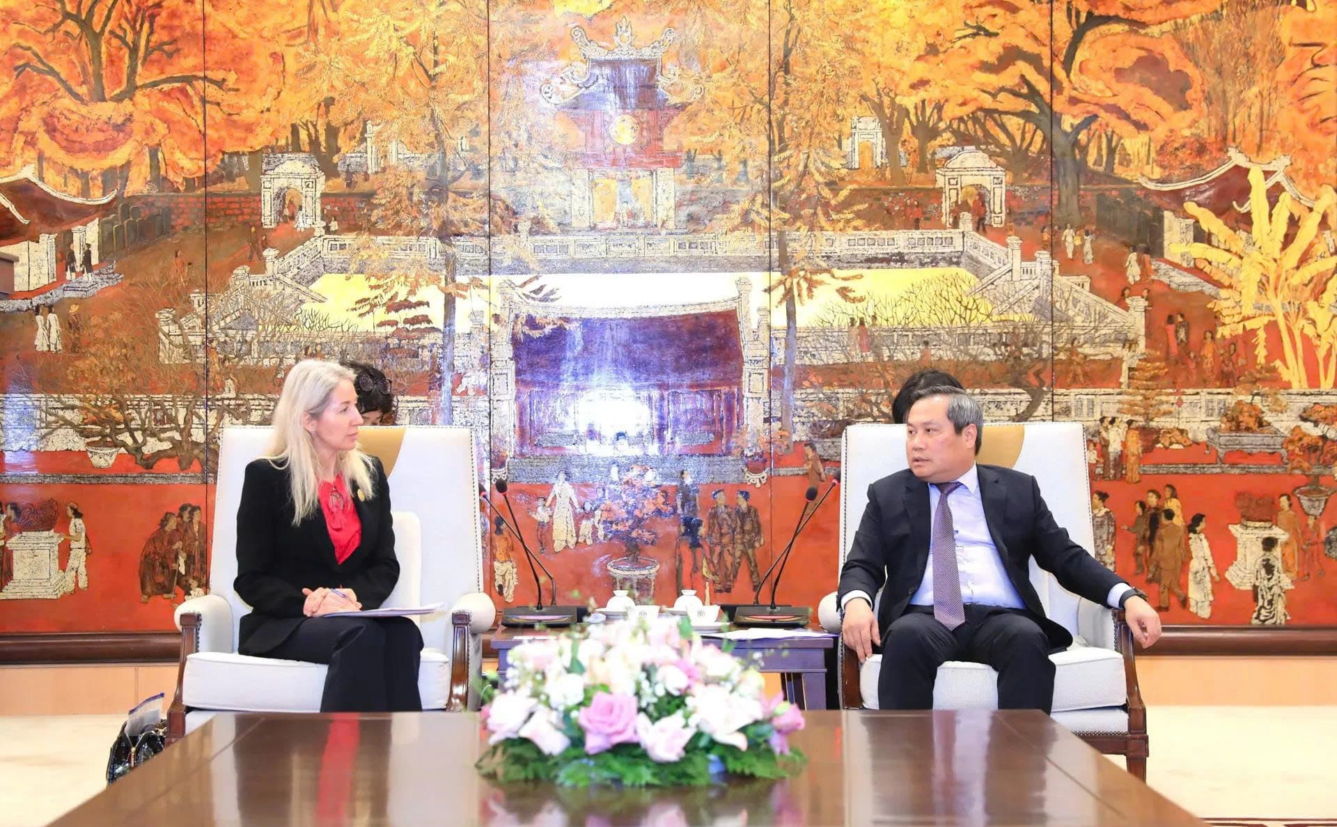 Hanoi invites Ford, US firms to partner on emission reduction