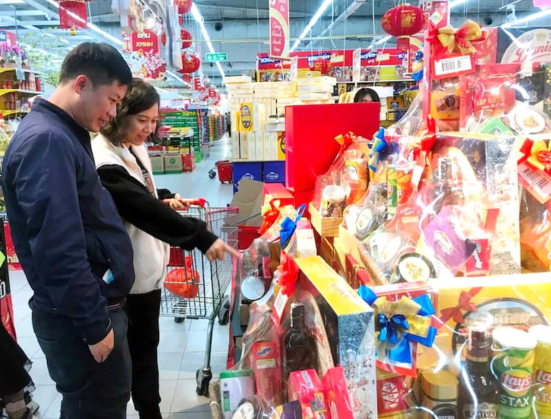Vietnamese goods dominate local stores, gain Tet shoppers' trust for quality