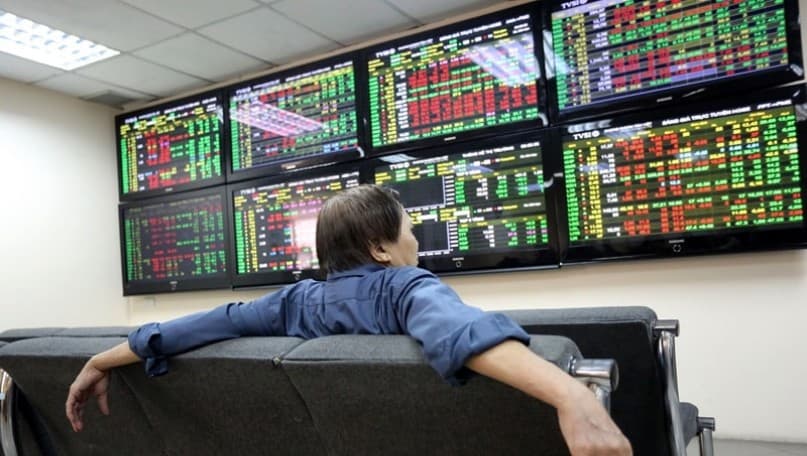 Revenue trends across market sectors on the HoSE