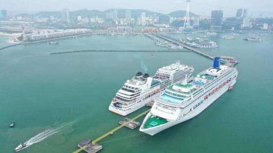 Ha Long Bay welcomes tourists from 5 super luxury cruise ships during Lunar New Year holiday