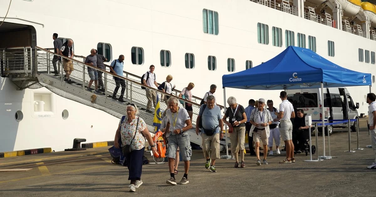 Five-star round-the-world cruise ship brings nearly 2,000 passengers to Ho Chi Minh City