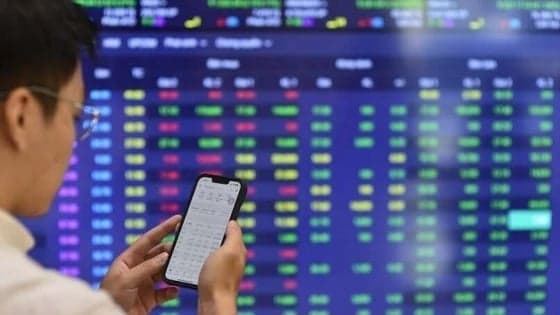 VN-Index climbs to fresh record as brokerage stocks surge