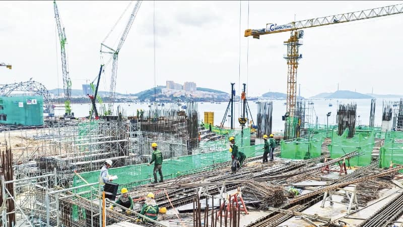 Engineers and workers keep projects on track through Tet, aiming for mid-2027 completion