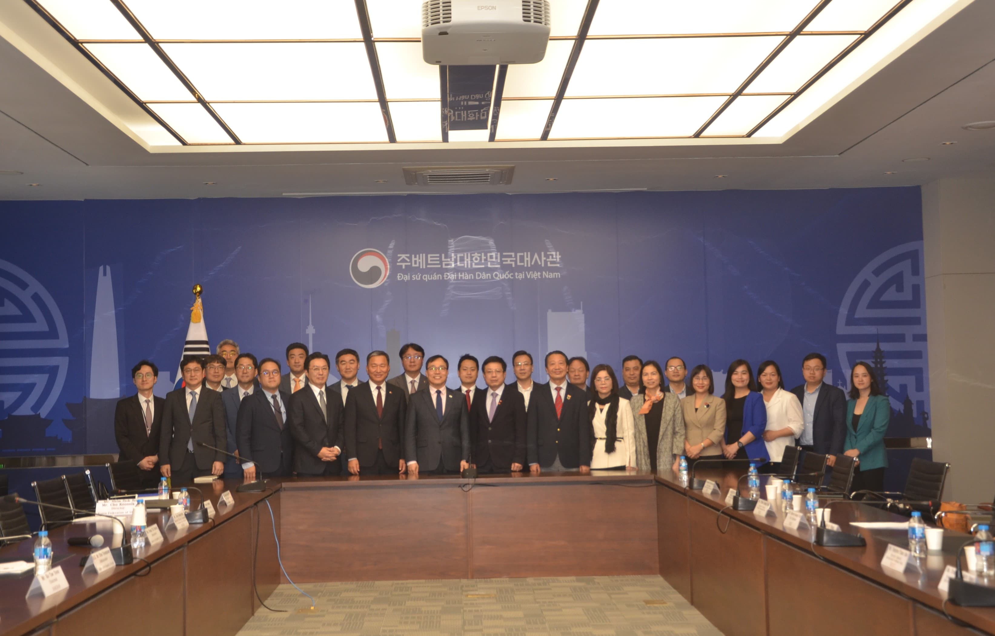 VCCI President Ho Sy Hung and Ambassador of the Republic of Korea to Vietnam Choi Young Sam take a commemorative photo with the VCCI working delegation and representatives of various Korean business associations.