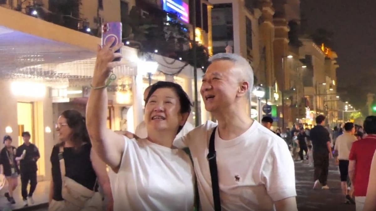 Hanoi's night rhythm in the eyes of international tourists
