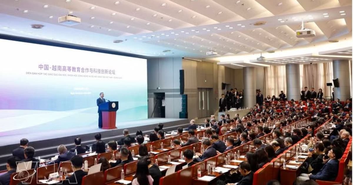 Developing ties with China a top priority in Vietnam’s foreign policy: Top leader