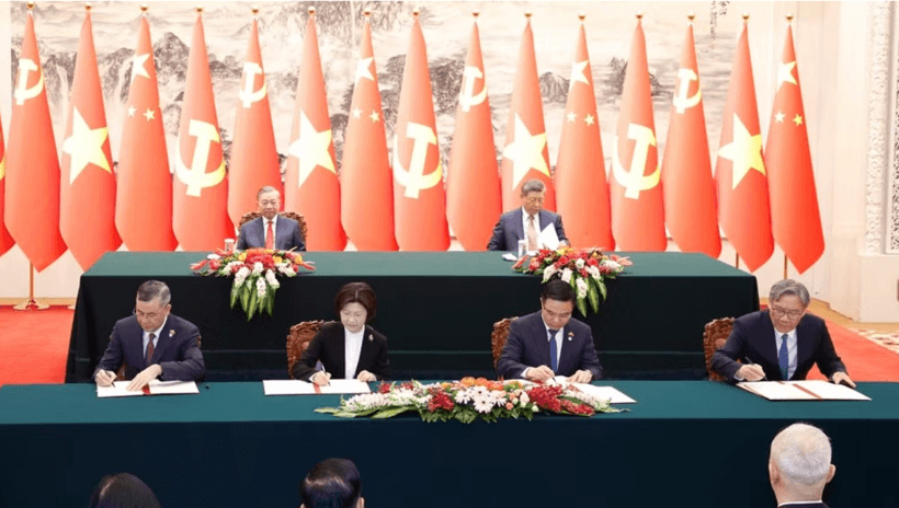 Vietnam, China sign MoUs on cross-border zone and supply chains