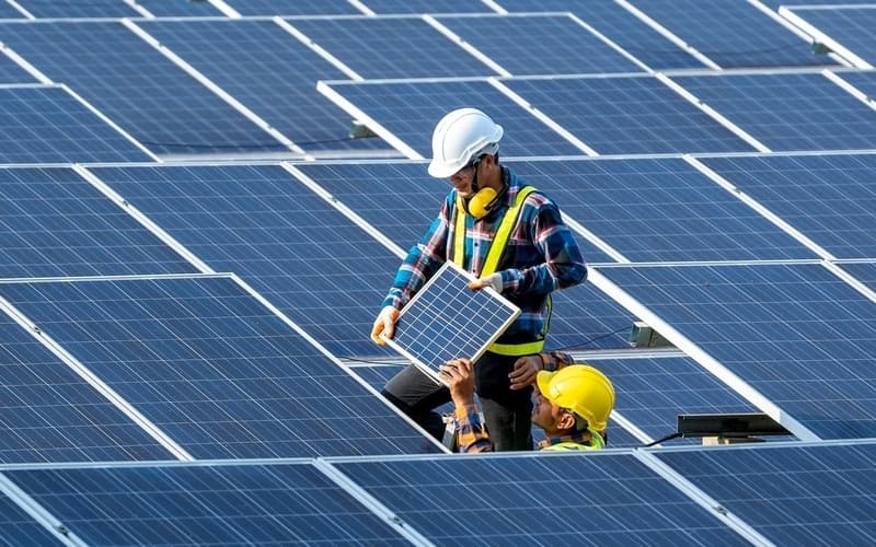 Energy savings through battery storage technology