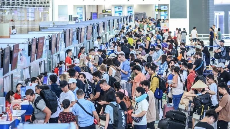 Noi Bai International Airport enters peak period for national holiday