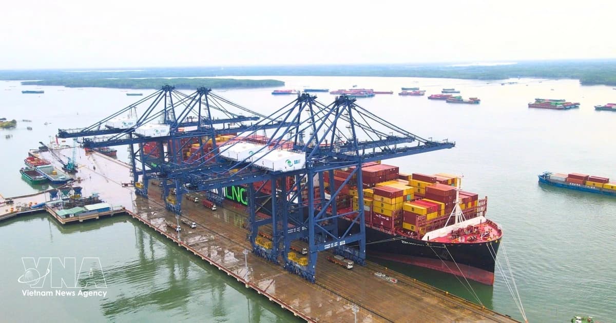 SSIT welcomes LNG-powered mega container ship on new trans-Pacific route