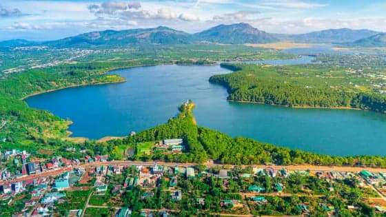 Chinese giant explores infrastructure, agriculture, education opportunties in central Vietnam