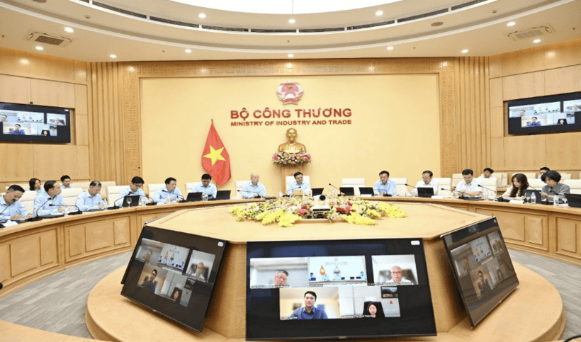 Minister of Industry and Trade Le Manh Hung works with Trade Promotion Agency