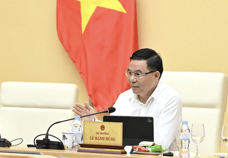 Minister of Industry and Trade Le Manh Hung works with Vietnam Chemicals Agency