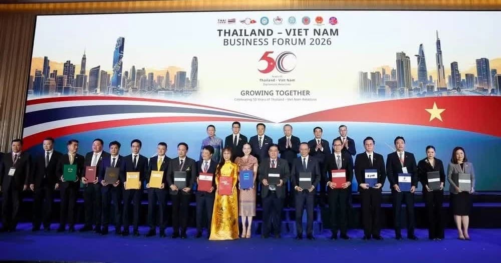 Top leader attends Viet Nam-Thailand business forum in Bangkok