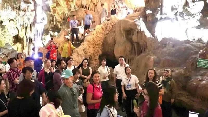 Quang Ninh welcomes 600,000 visitors during Reunification Day holiday