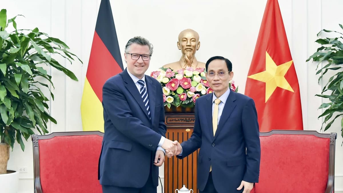 Foreign Minister Le Hoai Trung receives German State Secretary Dr. Geza Andreas von Geyr