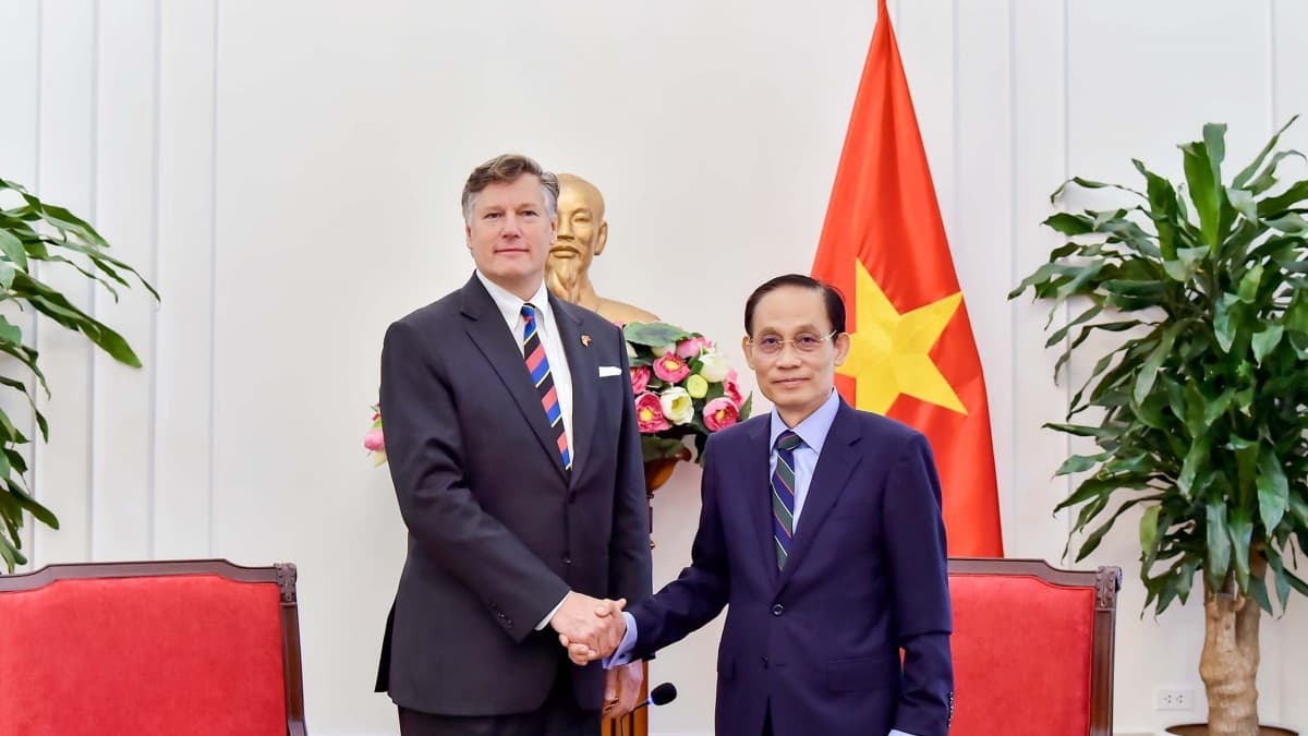 Foreign Minister Le Hoai Trung receives U.S. Deputy Secretary of State Christopher Landau
