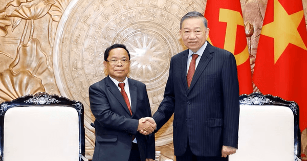 Top leader reaffirms Viet Nam's unwavering support for Laos' development