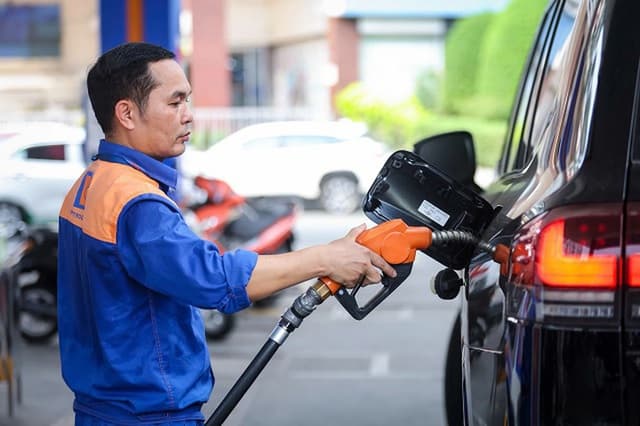 Gov’t agrees to extend fuel tax cuts by three months