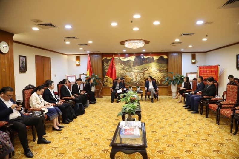 Vietnam, Laos Exchange Experience on Private Sector Development and High-Quality FDI