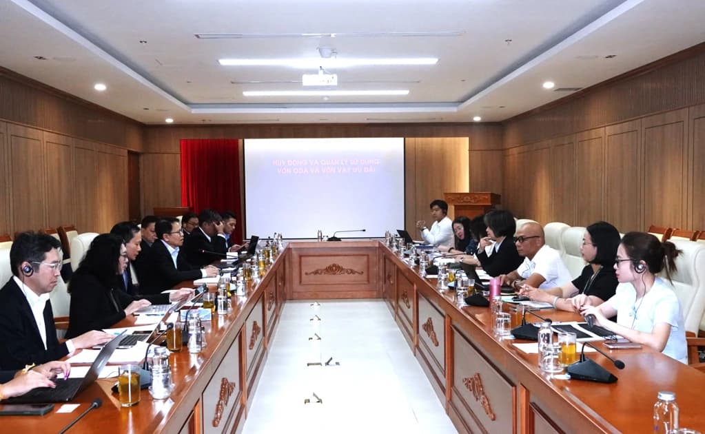 Viet Nam, Laos share experiences in ODA mobilisation, management