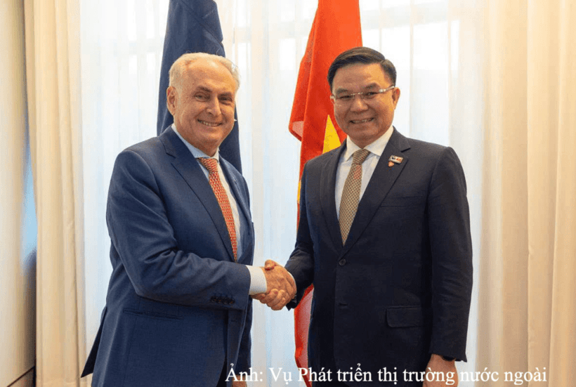 MoIT leader Le Manh Hung holds talks with Australian Trade and Tourism Minister