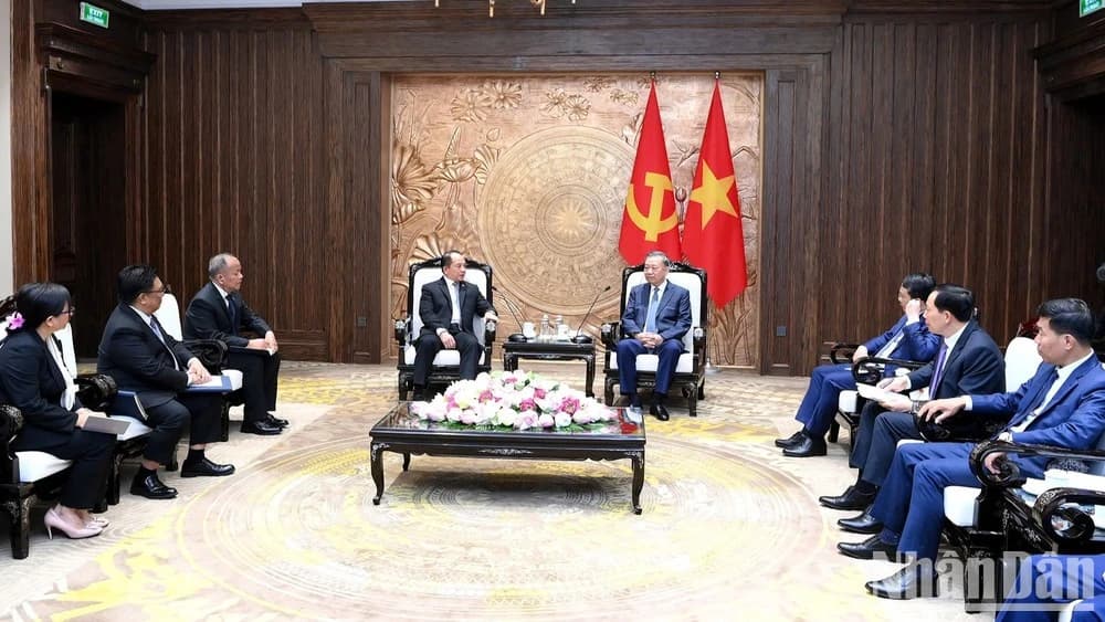Top leader hosts Philippine National Security Adviser in Ha Noi