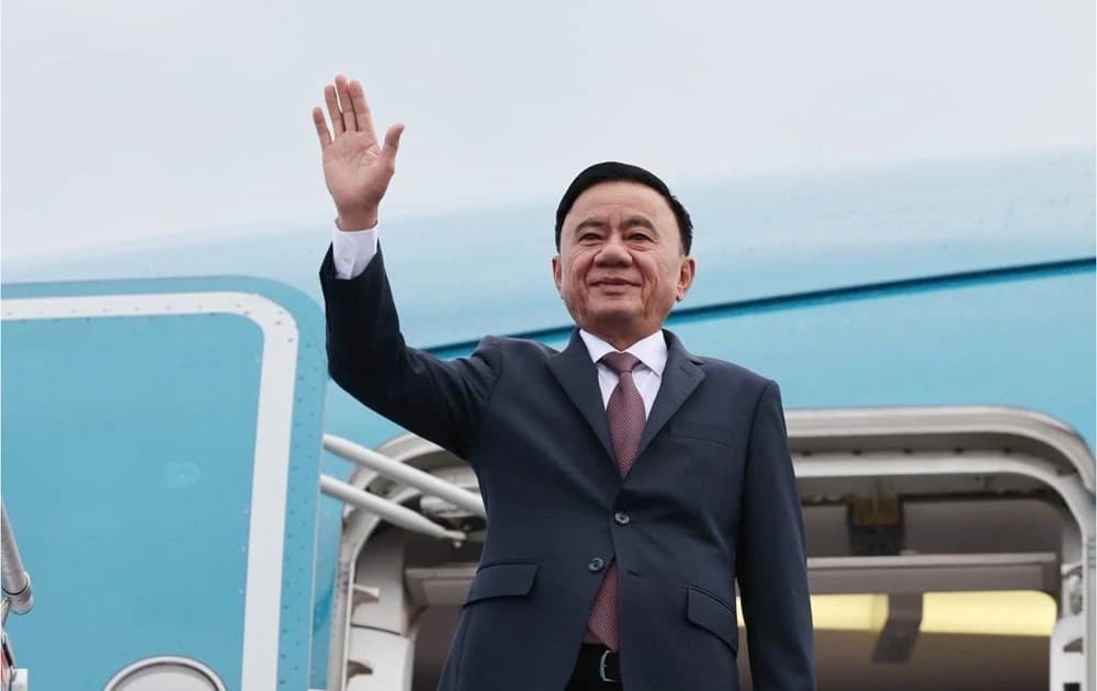 Key leader leaves Ha Noi for official visit to Singapore