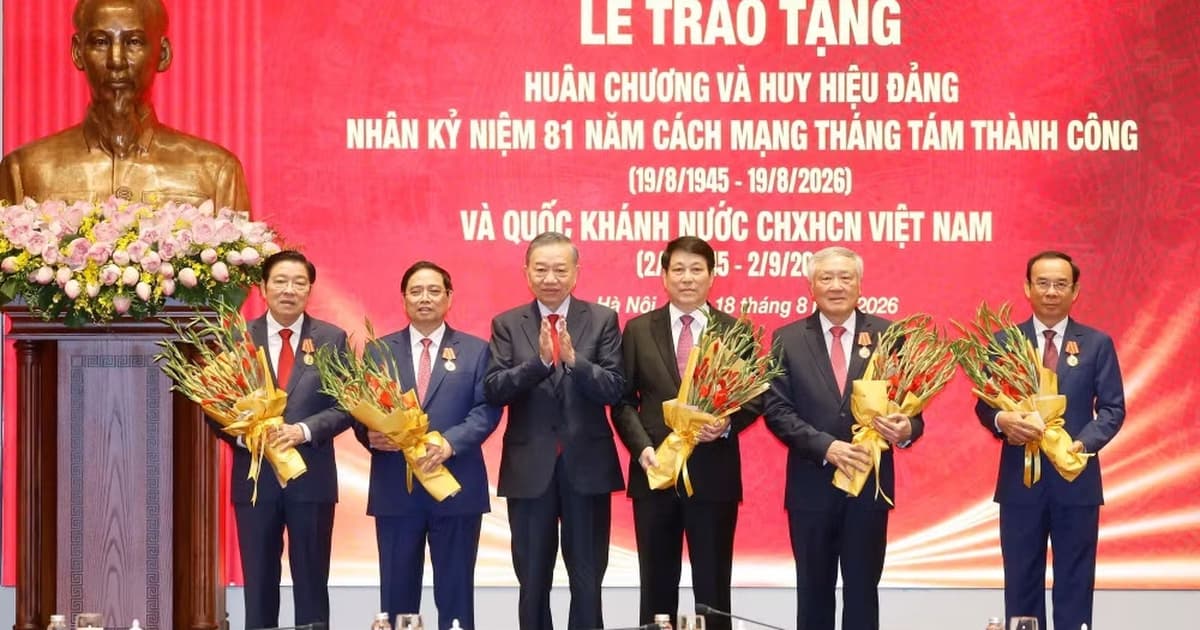 Top leader presents Ho Chi Minh Order to five former Politburo members