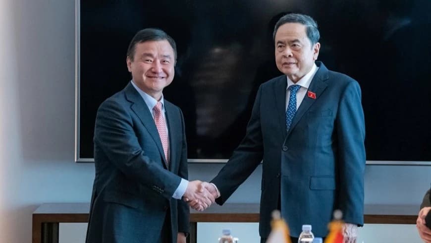 Top Vietnamese legislator meets leaders of major RoK conglomerates in Seoul