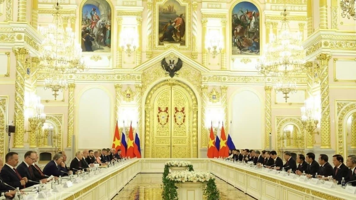 Vietnam, Russia leaders hold talks, agree on major orientations for advancing relations