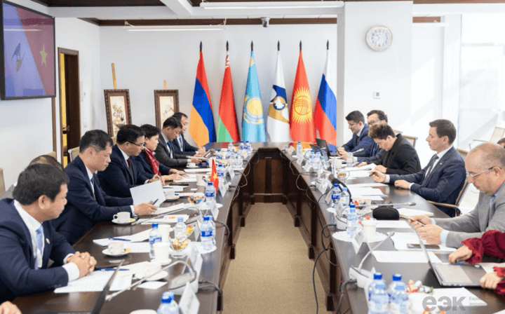 MoIT leader Le Manh Hung works with EAEU minister in charge of trade