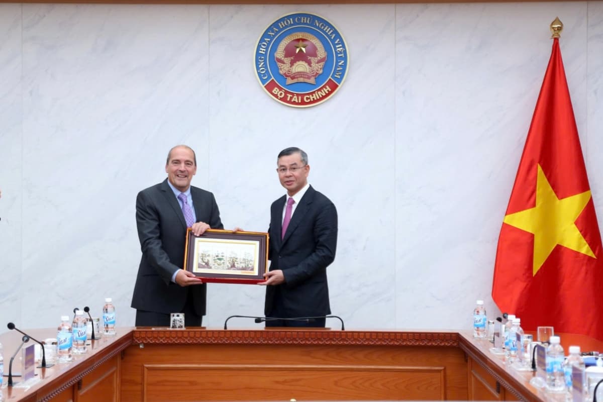 Vietnam seeks stronger cooperation with Fitch Ratings to improve sovereign credit rating