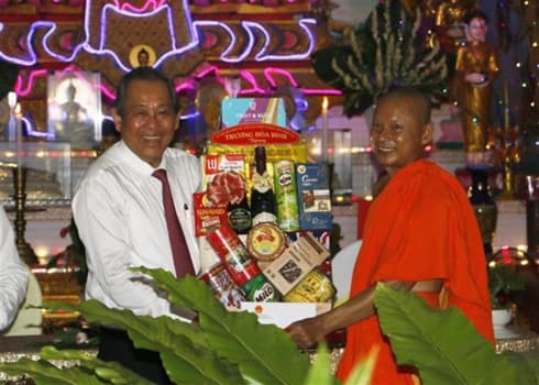 Deputy PM delivers Chol Chnam Thmay greetings in Vinh Long, Tra Vinh